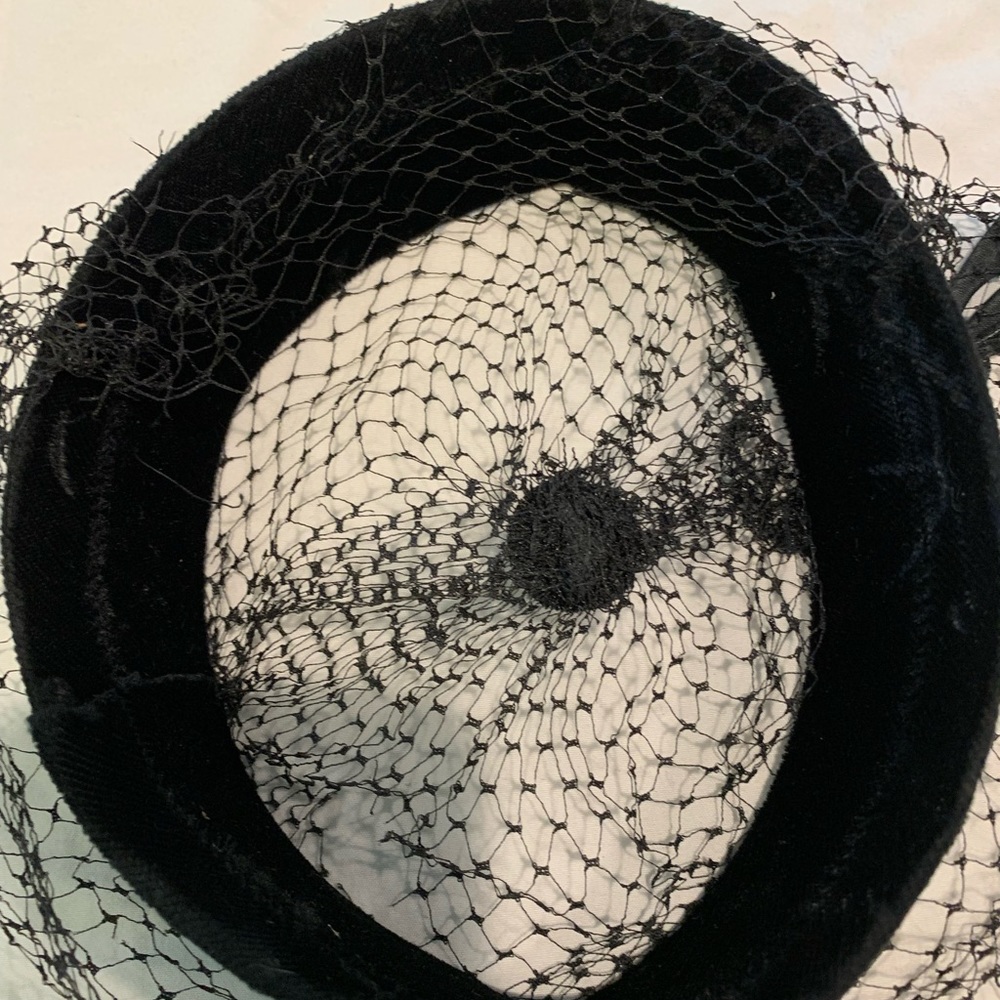 Vintage women’s black velvet headband with mesh veil - Picture 4 of 6